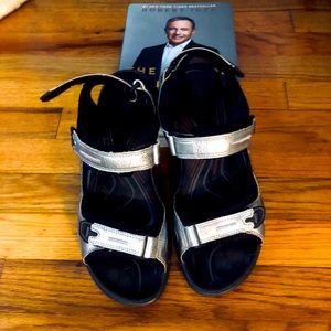 Offroad Sandals Size 39 EU ~ ECCO has something for everyone W 8.5 Metallic
